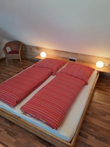 Postel nebo postele na pokoji v ubytování Ferienwohnung-Pruemtalblick