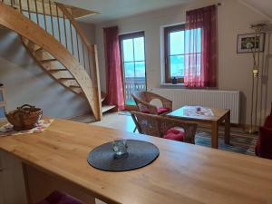 Posezení v ubytování Ferienwohnung-Pruemtalblick