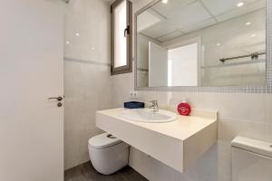 Kúpeľňa v ubytovaní Apartamento GAVINA 1B - a 400m de la playa + 17 fotografií