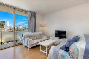 Televízia a/alebo spoločenská miestnosť v ubytovaní Apartamento GAVINA 1B - a 400m de la playa
