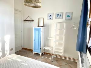 - une chambre avec une étagère bleue et un lit dans l'établissement Casa vacanze Valledoria Q8732, à Valledoria