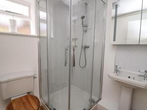 Bilik mandi di Trout Cottage +14 gambar