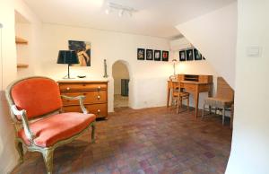 a living room with a chair and a desk at La petite Maison de Gordes 2 nuits minimum in Gordes