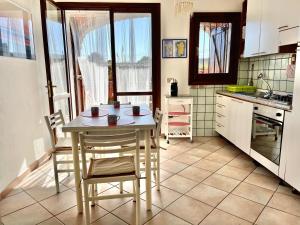 een keuken met een tafel en stoelen in een kamer bij Casa vacanze Valledoria Q8732 in Valledoria