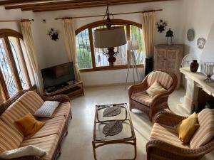 Ruang duduk di Superb villa with heated private pool - stunning sea and mountain views- Air con