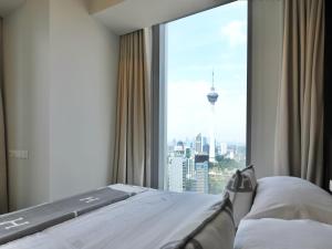 1 dormitorio con ventana grande con vistas a la ciudad en Tropicana The Residences - KLCC VIEW Luxury Apartment Collections, en Kuala Lumpur 103 fotos más