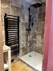 Koupelna v ubytování La suite, avec jacuzzi & sauna