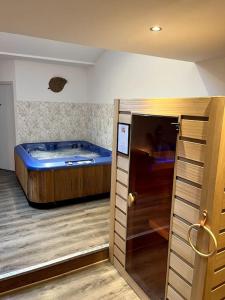 Postel nebo postele na pokoji v ubytování La suite, avec jacuzzi & sauna