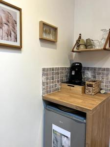 Кухня або міні-кухня у La suite, avec jacuzzi & sauna