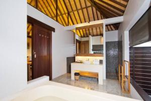 cocina con bañera grande en una habitación en Villa Canthy@Seminyak, en Seminyak 8 fotos más