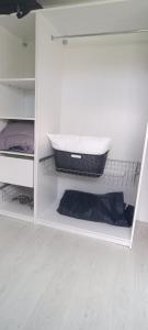 biała szafka z materacem i materacem w obiekcie Agréable chambre double avec salle d'eau privative w mieście Le Mesnil-Théribus