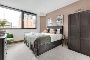 Ένα ή περισσότερα κρεβάτια σε δωμάτιο στο Modern Apt, town centre, 4 guests, pkg, wifi by Tent serviced apartments