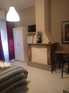 uma sala de estar com uma cama e uma mesa em VILLA ESMERALDA em Pozzilli