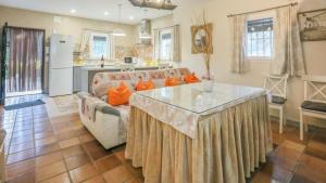 una sala de estar con un sofá y una mesa en Casa Rural “La Julianita”, en Castaño de Robledo