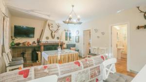 Una sala de estar con una mesa y una chimenea. en Casa Rural “La Julianita”, en Castaño de Robledo