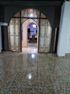 - une entrée pour une villa avec un portail et une table dans l'établissement Tiworgua, à Marrakech