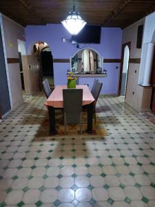 - une salle à manger avec une table, des chaises et un miroir dans l'établissement Tiworgua, à Marrakech
