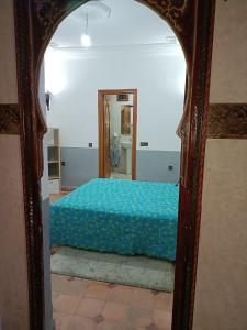 - une chambre avec un lit dans un miroir dans l'établissement Tiworgua, à Marrakech