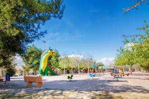 un parque infantil con una estatua de dinosaurio en un parque en Espanatour SAN JULIAN 41, en Torrevieja