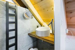 Łazienka z umywalką na drewnianym blacie w obiekcie Maison Castellino w Annecy