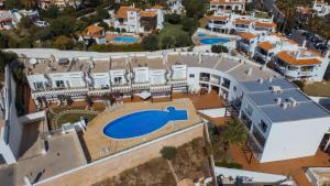 - une vue aérienne sur un complexe avec une piscine dans l'établissement Grand View Oasis Carvoeiro Algarve, à Carvoeiro