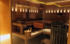 una vitrina en una tienda con un cartel. en Boutique Hotel Pri Mlyne Lozorno, en Lozorno