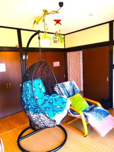 un columpio colgando del techo en una habitación en シーカレント　ゆな　CHIKURA, en Chikura