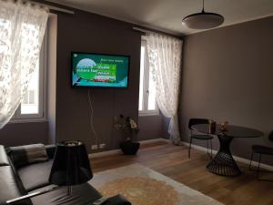 uma sala de estar com um sofá e uma televisão na parede em Still und Stilvoll im Stadtzentrum em Trieste
