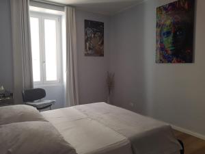 um quarto com uma cama e um quadro na parede em Still und Stilvoll im Stadtzentrum em Trieste
