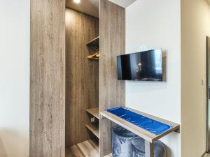A television and/or entertainment centre at Hotel Familia
