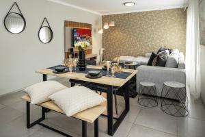 una sala de estar con una mesa y un sofá en Fore's Luxurious Home, en Midrand 86 fotos más