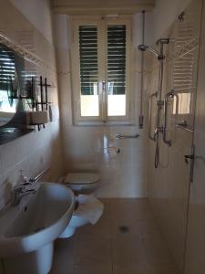 カマイオーレにあるCasa di Loriのバスルーム(シンク、シャワー、トイレ付)