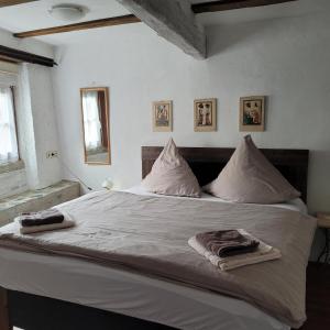 1 cama blanca grande con 2 toallas en Alter Posthof Lieser, en Lieser