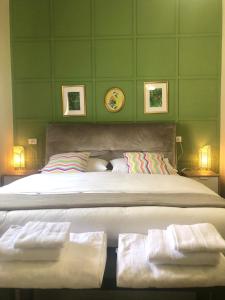 um quarto com uma cama grande com duas toalhas em Serenity B&B em Brescia