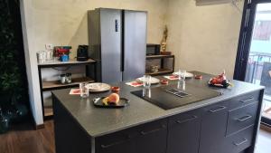 a kitchen with a counter top with a refrigerator at La Black Casa in Zafra