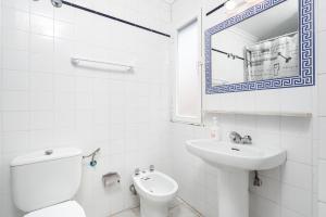 マルベーリャにあるHostal Aliciaの白いバスルーム(トイレ、シンク付)