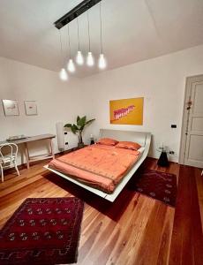 1 dormitorio con 1 cama en el centro de una habitación en La Meridiana, en Ghiffa