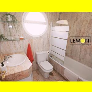 Imagen de la galería de Lemon Beach Torrequebrada Apartament, en Benalmádena