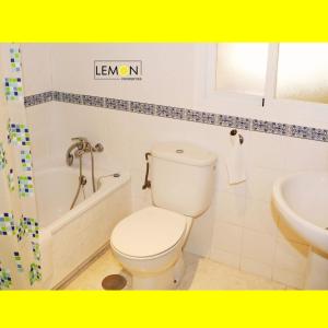 Imagen de la galería de Lemon Beach Torrequebrada Apartament, en Benalmádena