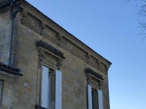 ein Backsteingebäude mit seitlichen Fenstern in der Unterkunft Le Numéro 15 in Saint-Seurin-sur-lʼIsle