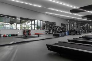 un gimnasio con filas de esterillas y máquinas de ejercicio en Fore's Luxurious Home, en Midrand