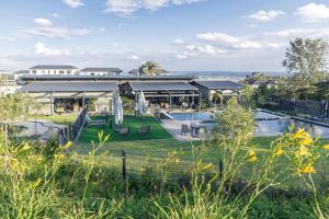 una vista exterior de un edificio con patio en Fore's Luxurious Home, en Midrand