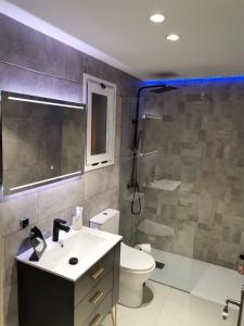 W łazience znajduje się umywalka, toaleta i prysznic. w obiekcie Costa Calma Sun & Pool Apartment w mieście Costa Calma