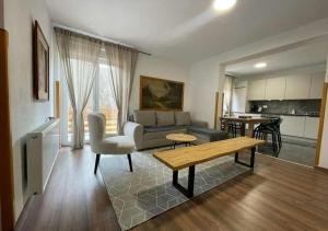普利特維采湖的住宿－Villa Andjelija，客厅配有沙发和桌子