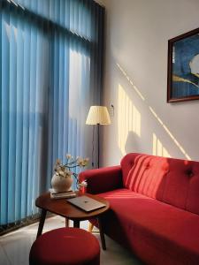sala de estar con sofá rojo y mesa en MIHA Villa, en Cái Răng