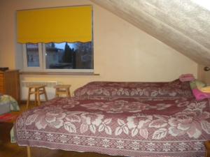 1 dormitorio con cama y ventana en Madise Guesthouse, en Jõgeva