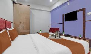 FabHotel Elite Residency في إندوري: غرفة نوم بسرير كبير وتلفزيون