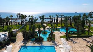 una vista aérea de un complejo con piscina y océano en Sandy Beach Hotel & Spa - ex Sentido, en Lárnaca