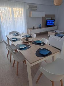 - une table à manger et des chaises dans le salon dans l'établissement Résidence Maëlla, à Miami Platja