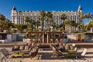 een groep stoelen voor een gebouw bij La REALE 2 BEDS CROISETTE BEACHES Sea VIEW Parking FREE in Cannes